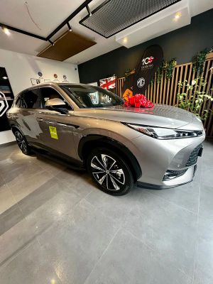 MG EHS Luxury 2025