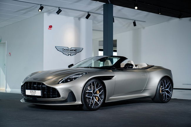 Aston Martin DB12 2024