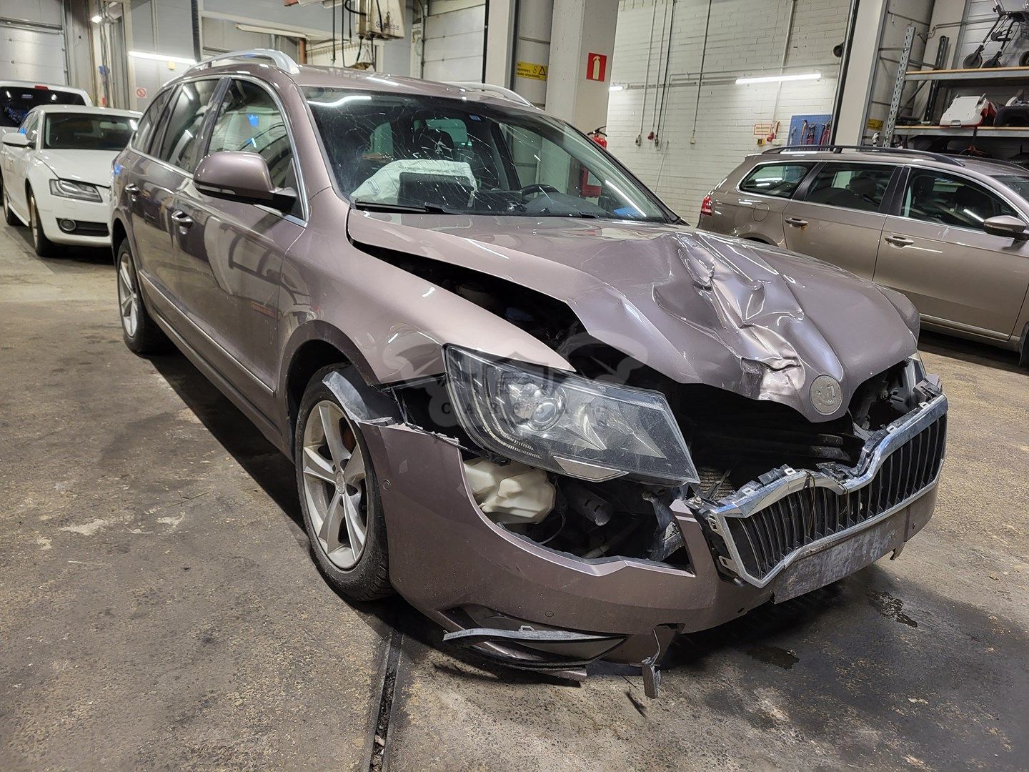 Skoda Superb SUPERB Farmari (AC) 4ov 1968cm3 A 2013
