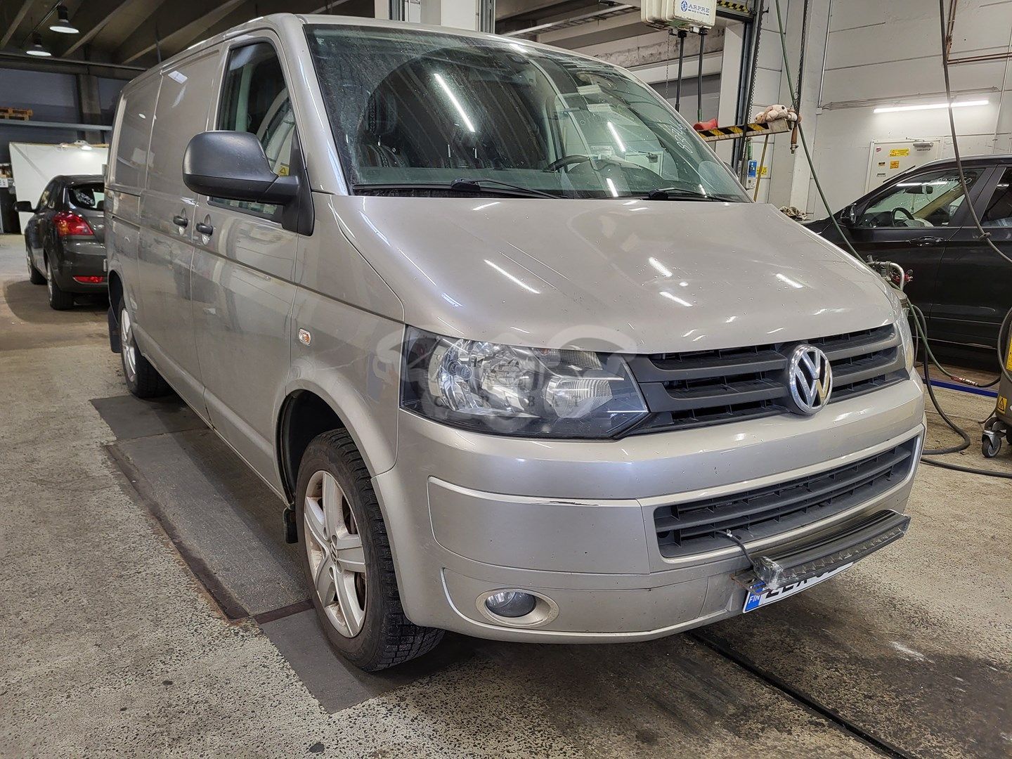 Volkswagen Transporter VW TRANSPORTER T5 PITKÄ VAN 2+1+2D 2011