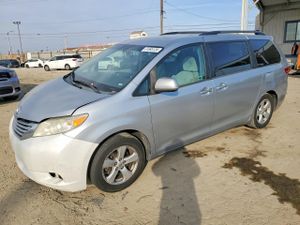 Toyota Sienna 3.5L 6 2015