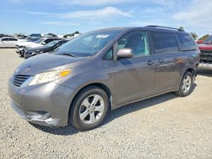 Toyota Sienna 3.5L 6 2014