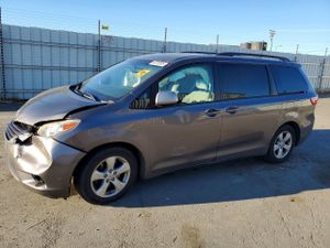 Toyota Sienna 3.5L 6 2015
