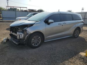 Toyota Sienna LE 2.5L 4 2021