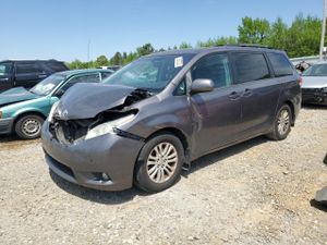 Toyota Sienna XLE 3.5L 6 2012