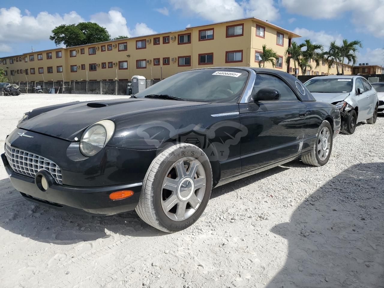 Ford Thunderbird 3.9L 8 2005