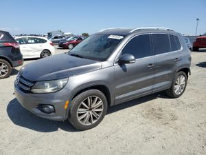 Volkswagen Tiguan S 2.0L 4 2015