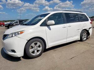 Toyota Sienna LE 3.5L 6 2014