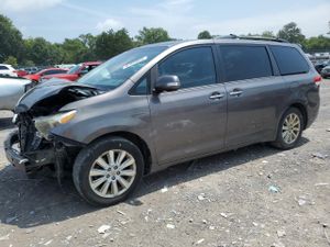 Toyota Sienna XLE 3.5L 6 2013