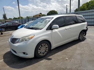 Toyota Sienna XLE 3.5L 6 2015