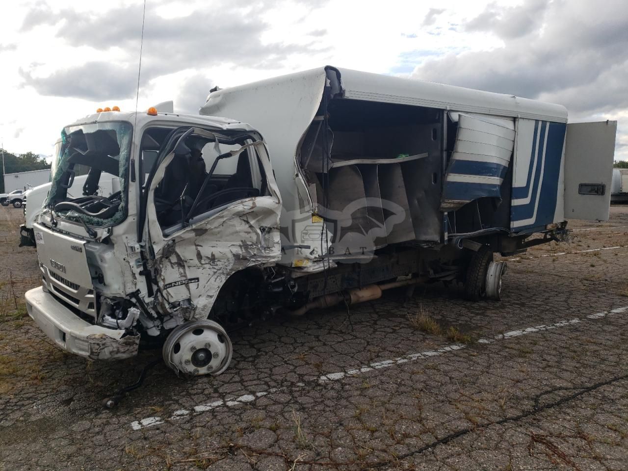 Isuzu NPR 6.6L 8 2024