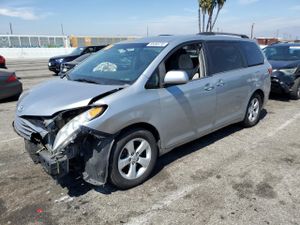 Toyota Sienna LE 3.5L 6 2015