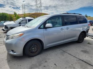 Toyota Sienna XLE 3.5L 6 2011