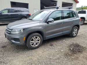 Volkswagen Tiguan S 2.0L 4 2015