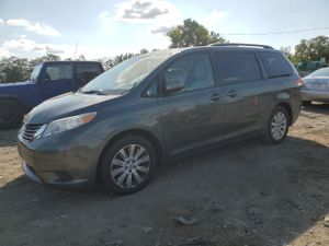 Toyota Sienna LE 3.5L 6 2013