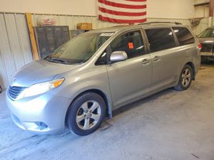 Toyota Sienna LE 3.5L 6 2011