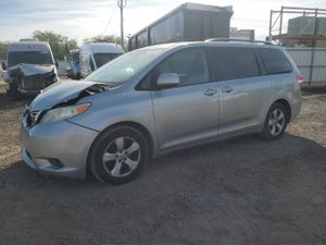 Toyota Sienna LE 3.5L 6 2014