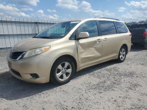 Toyota Sienna LE 3.5L 6 2011