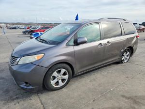 Toyota Sienna LE 3.5L 6 2012