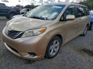 Toyota Sienna LE 3.5L 6 2011