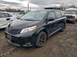 Toyota Sienna LE 3.5L 6 2013