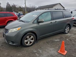 Toyota Sienna LE 3.5L 6 2012