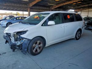 Toyota Sienna LE 3.5L 6 2015