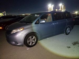 Toyota Sienna LE 3.5L 6 2013
