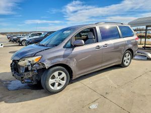 Toyota Sienna LE 3.5L 6 2014