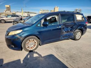 Toyota Sienna XLE 3.5L 6 2011