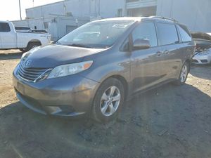 Toyota Sienna LE 3.5L 6 2015