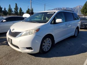 Toyota Sienna LE 3.5L 6 2011