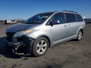 Toyota Sienna LE 3.5L 6 2013
