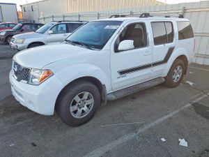 Nissan Pathfinder LE 4.0L 6 2005