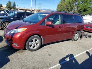 Toyota Sienna LE 3.5L 6 2015