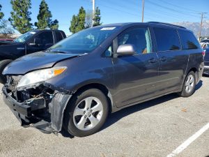 Toyota Sienna LE 3.5L 6 2011