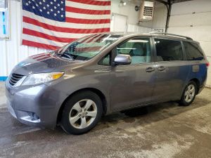 Toyota Sienna LE 3.5L 6 2013