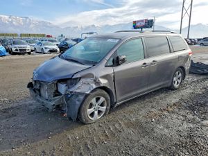 Toyota Sienna LE 3.5L 6 2013
