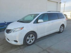 Toyota Sienna LE 3.5L 6 2012