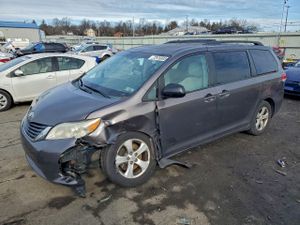 Toyota Sienna LE 3.5L 6 2012
