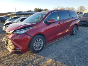 Toyota Sienna LE 2.5L 4 2021