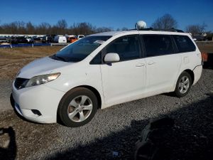 Toyota Sienna LE 3.5L 6 2012