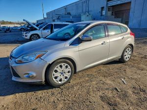 Ford Focus SE 2.0L 4 2012