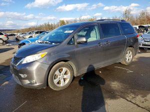 Toyota Sienna LE 3.5L 6 2014