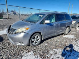 Toyota Sienna LE 3.5L 6 2011