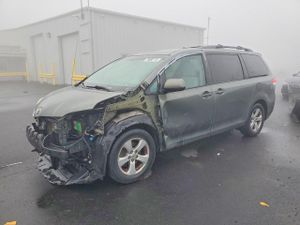 Toyota Sienna LE 3.5L 6 2013