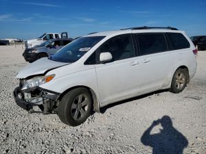 Toyota Sienna LE 3.5L 6 2013