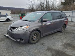 Toyota Sienna LE 3.5L 6 2015