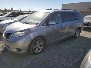 Toyota Sienna LE 3.5L 6 2012
