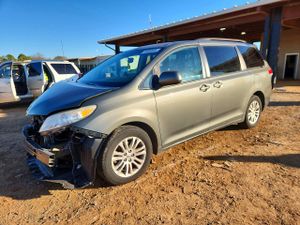 Toyota Sienna XLE 3.5L 6 2011